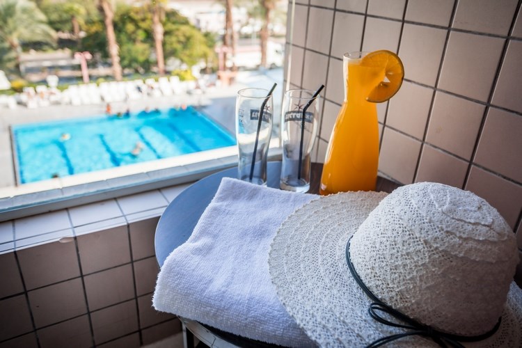 Улучшенный номер с балконом и видом на бассейн