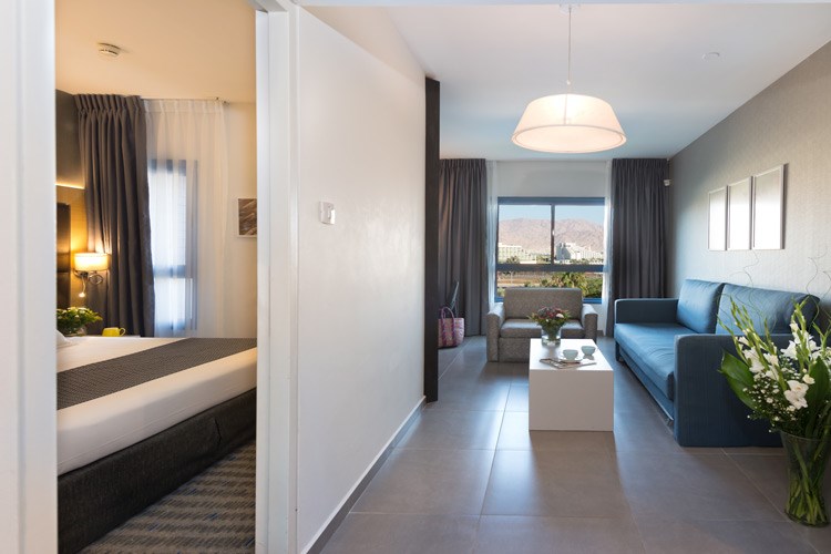 Люксы с видом на бассейн и балконом