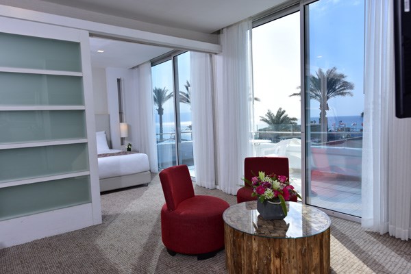 Свита с видом на море