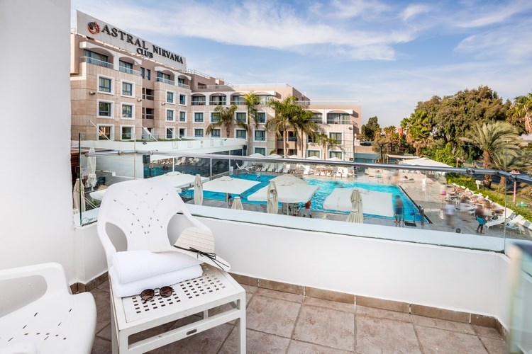 Свита с видом на бассейн