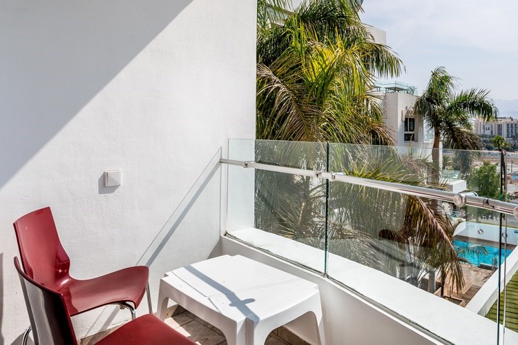 Свита с видом на бассейн