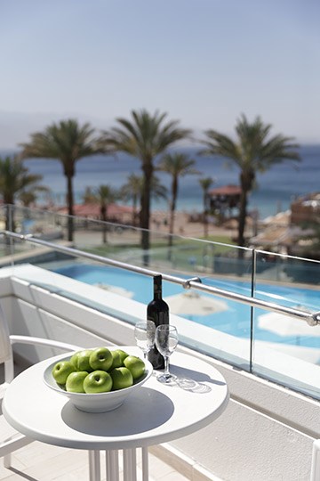 Свита с видом на море