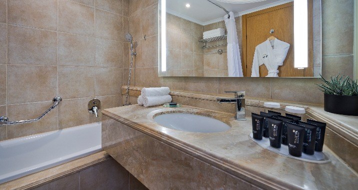 סוויטת משפחה אקזקיוטיב פונה לים עם מרפסת