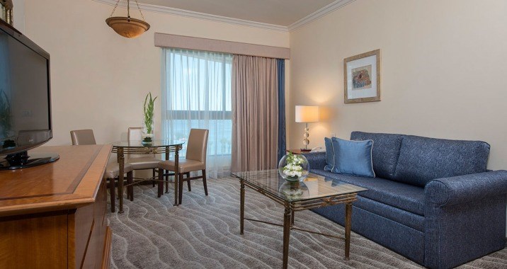 סוויטת משפחה אקזקיוטיב פונה לים עם מרפסת