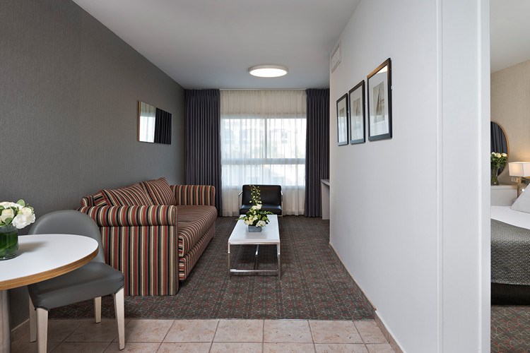 Свита с видом на бассейн