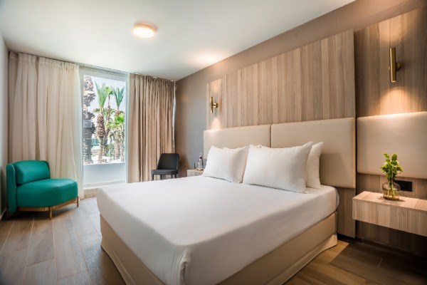palma-junior-suite-pool-view