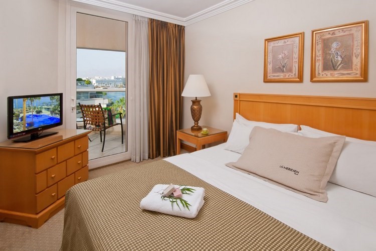 Свита Де-люкс с видом на бассейн