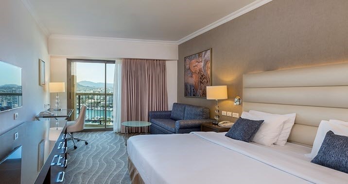 חדר אקזקיוטיב פונה לים עם מרפסת